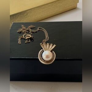 Gold and Pearl Pendant Necklace